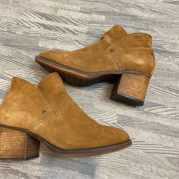 BEARPAW Onyx Suede Block Heel Ankle Boots - Picture 4 of 14